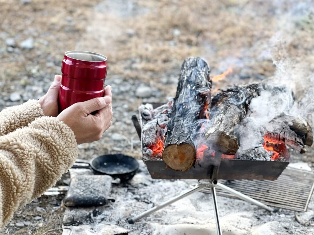 ソロキャンパー必見！機能やスタイルで選ぶ、コンパクト焚き火台10選【2024年版】 あひるキャンプマガジン｜ソロキャンプ女子向けwebマガジン